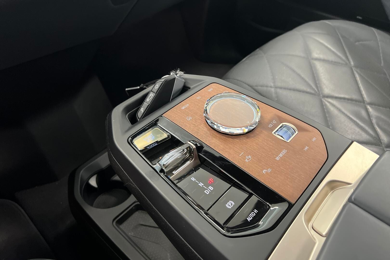 BMW iX iso kuva 9