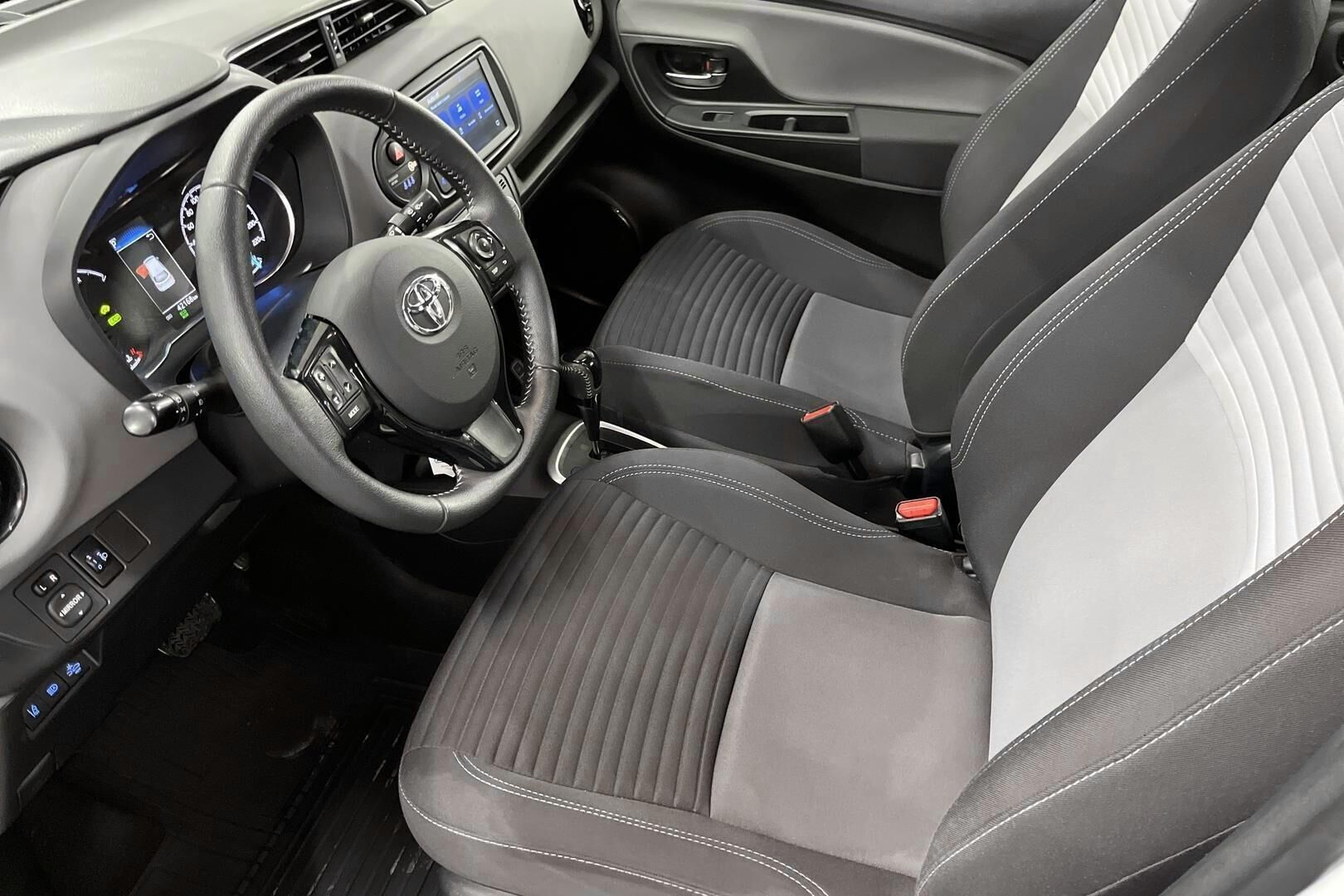 Toyota Yaris iso kuva 8