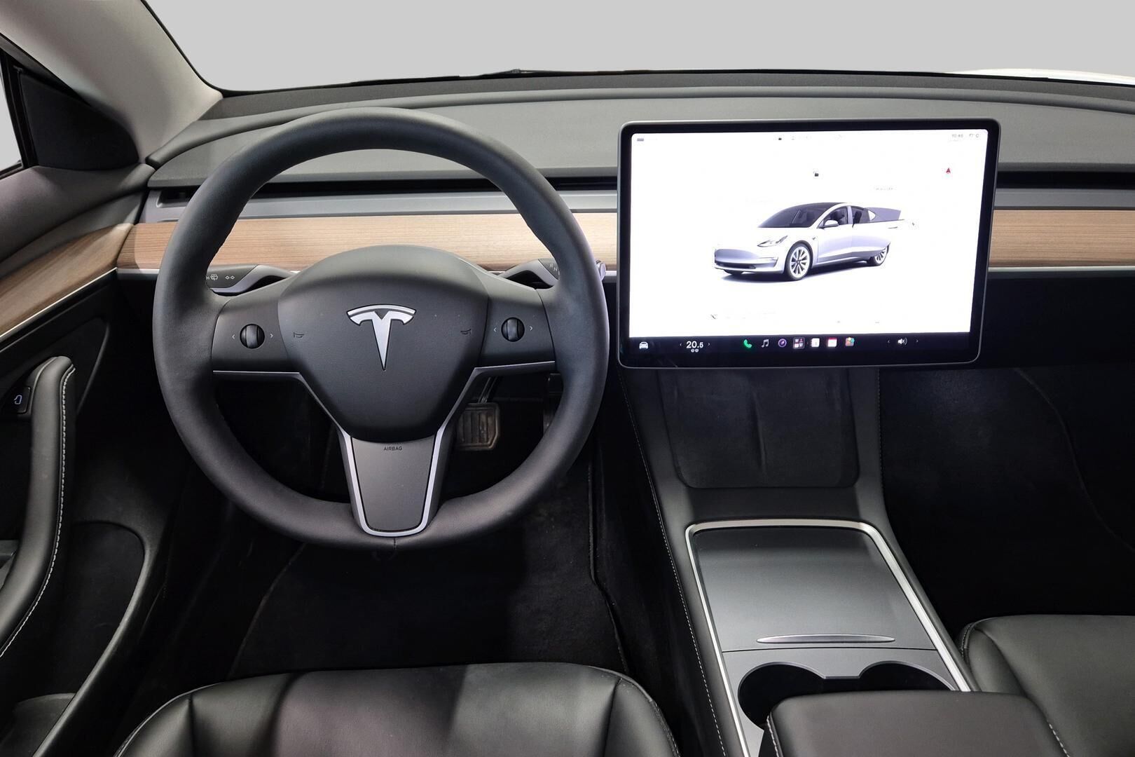 Tesla Model 3 iso kuva 2