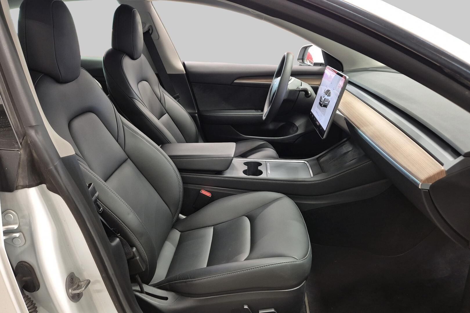 Tesla Model 3 iso kuva 4