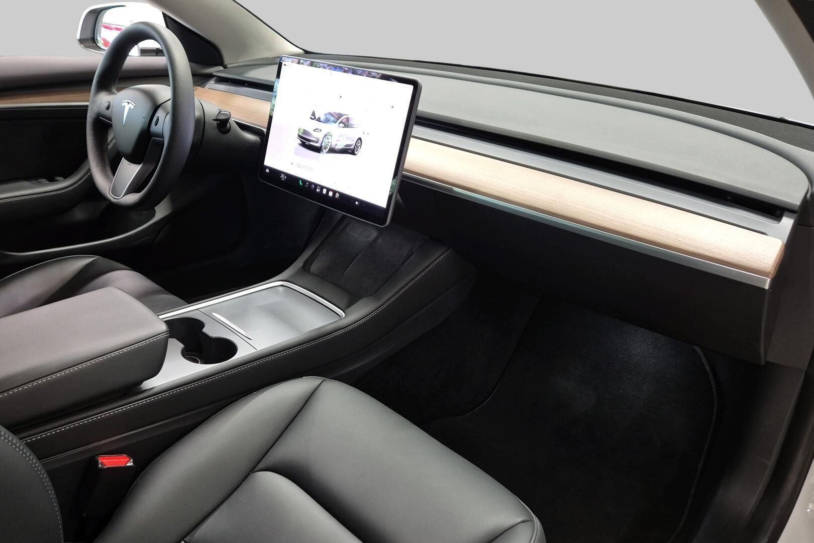 Tesla Model 3 iso kuva 5
