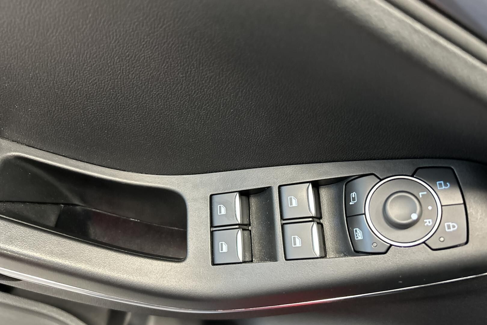 Ford Puma iso kuva 25