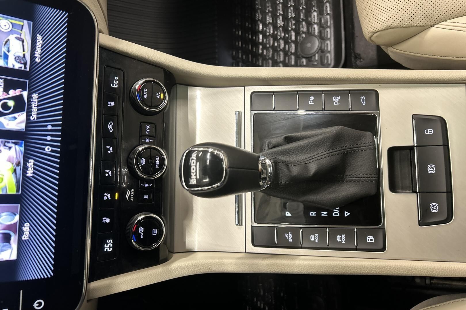 Skoda Superb iso kuva 10