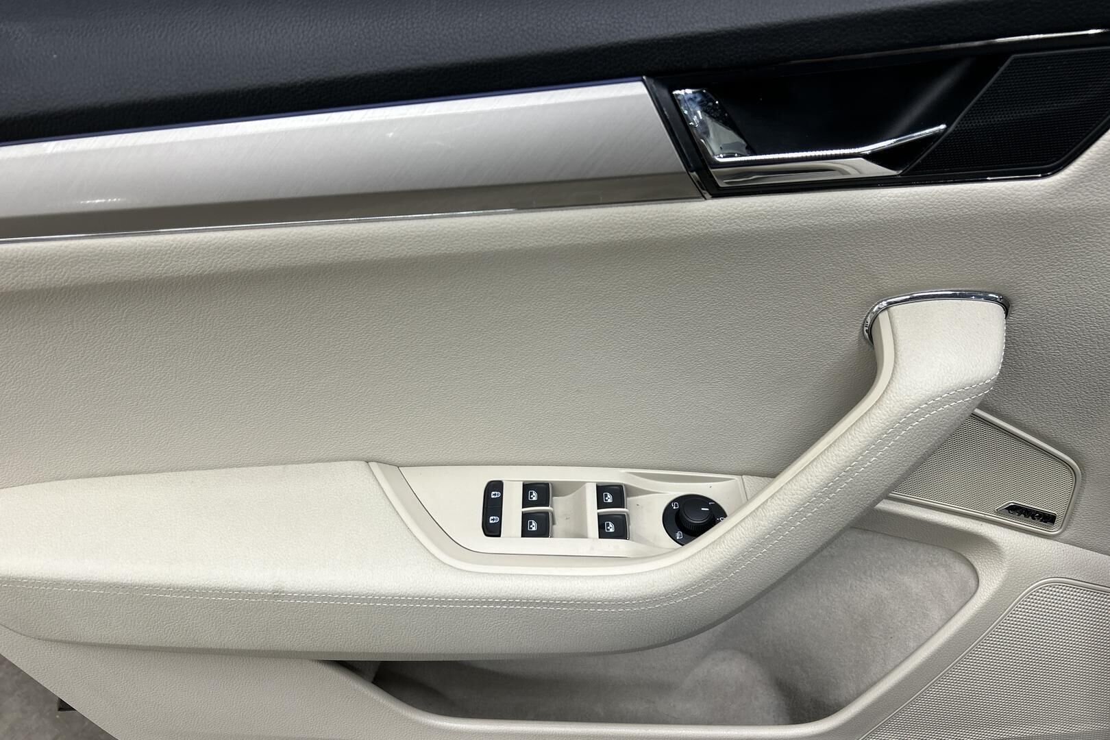 Skoda Superb iso kuva 12