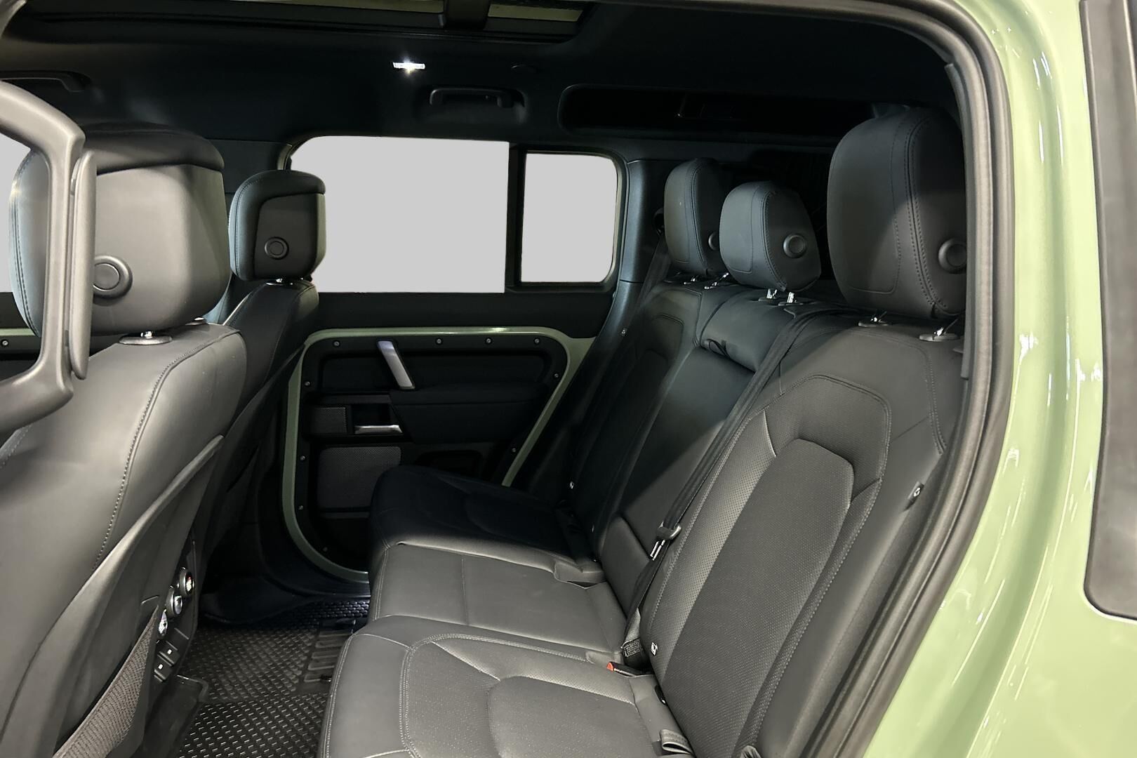 Land Rover Defender iso kuva 10