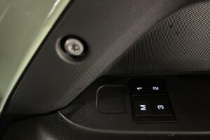 Land Rover Defender esikatselu 24