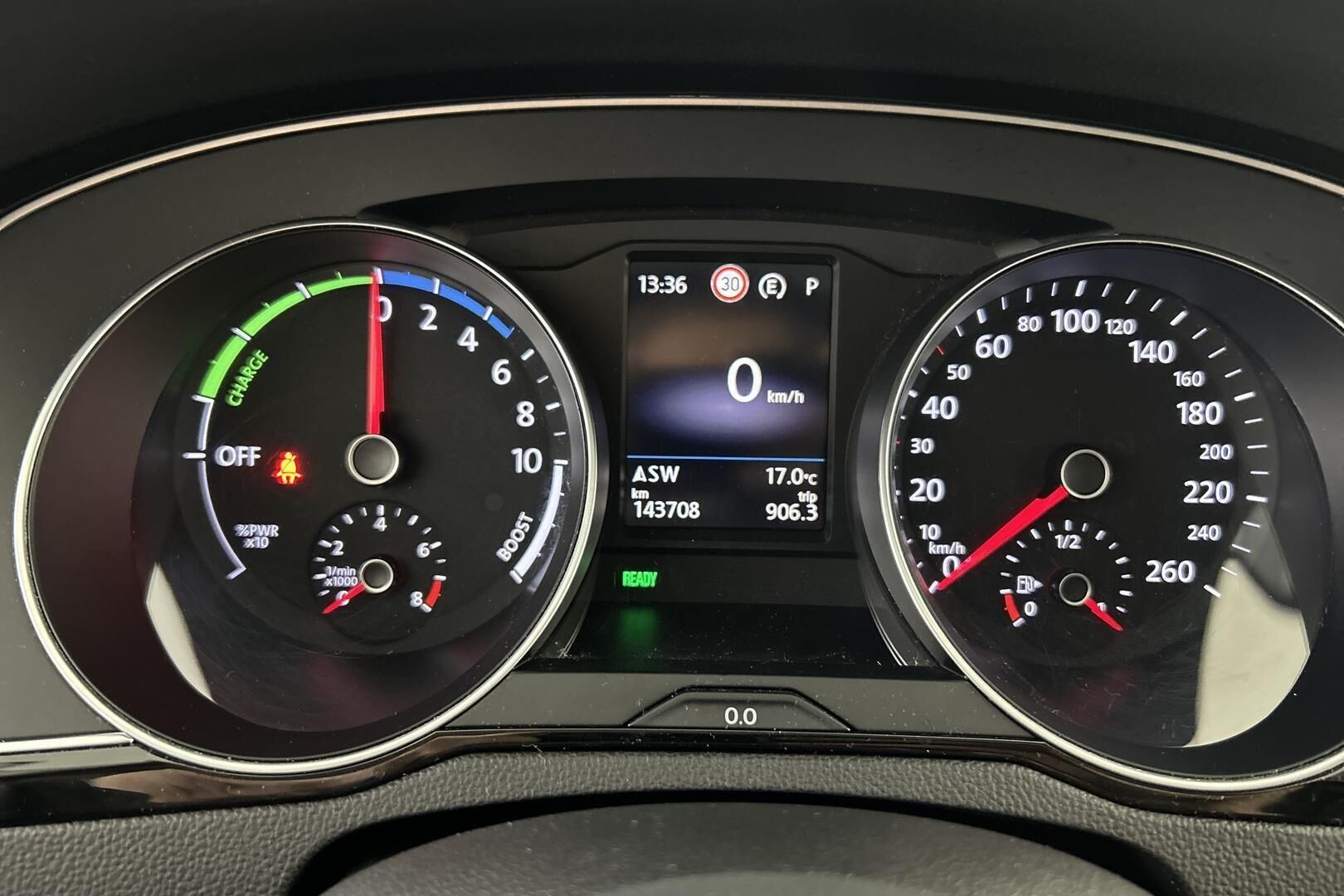 Volkswagen Passat iso kuva 14