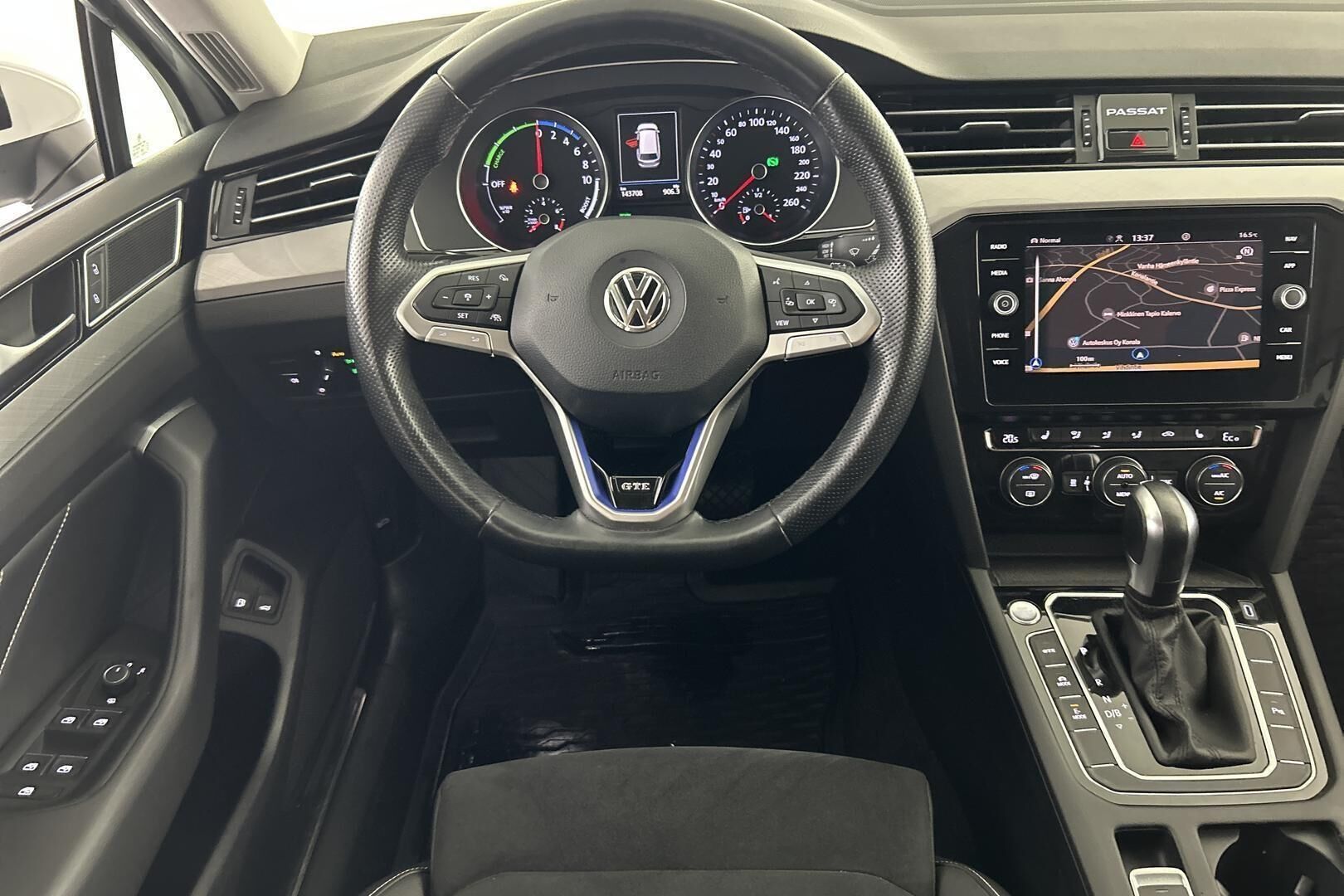Volkswagen Passat iso kuva 32