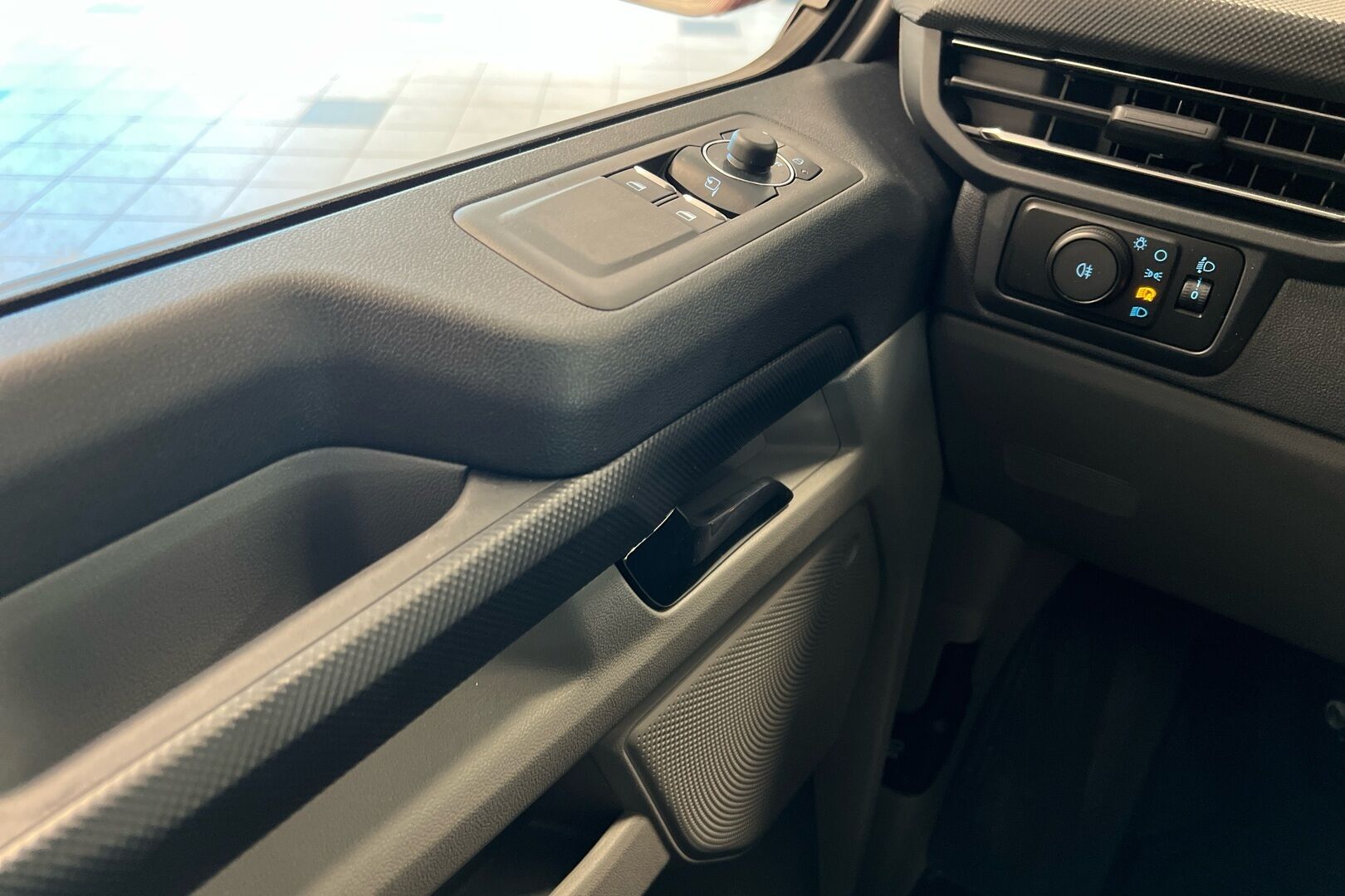 Ford Transit Custom iso kuva 16