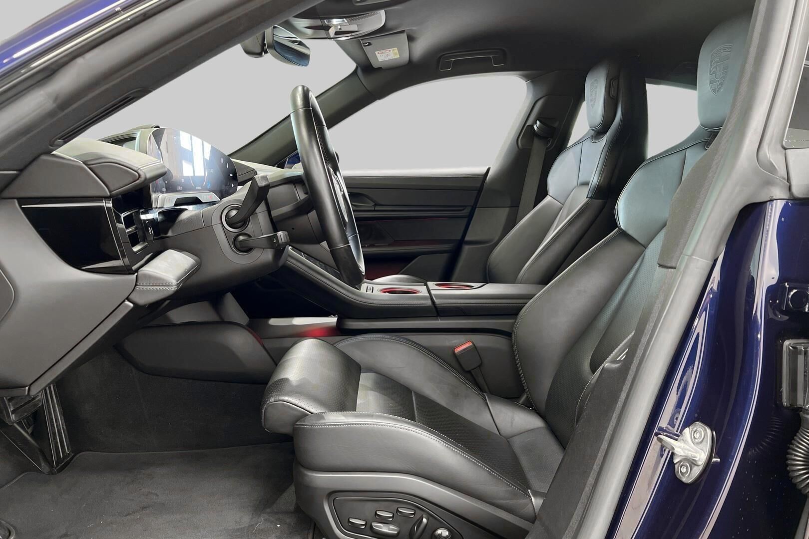 PORSCHE TAYCAN iso kuva 10