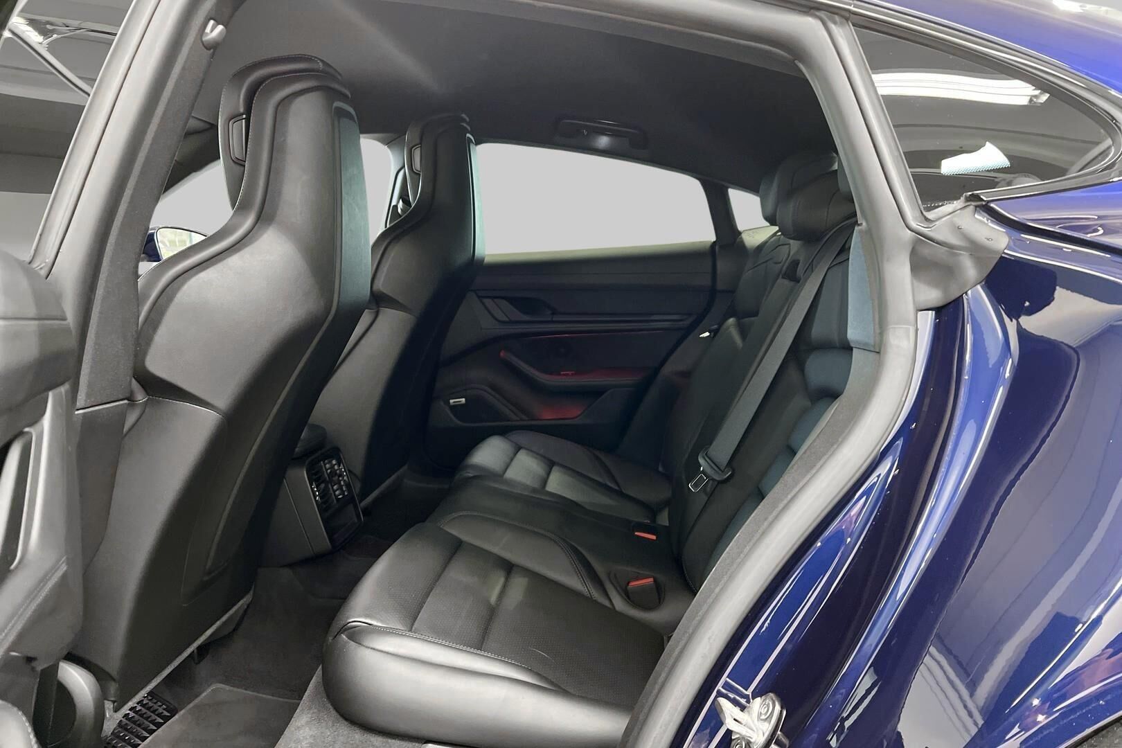 PORSCHE TAYCAN iso kuva 11