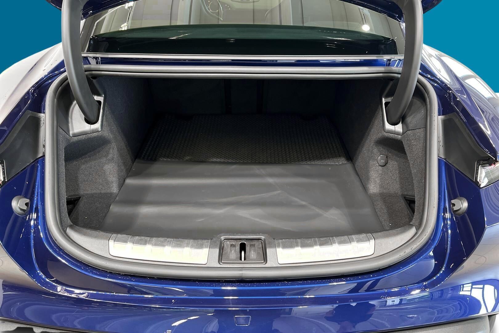 PORSCHE TAYCAN iso kuva 13