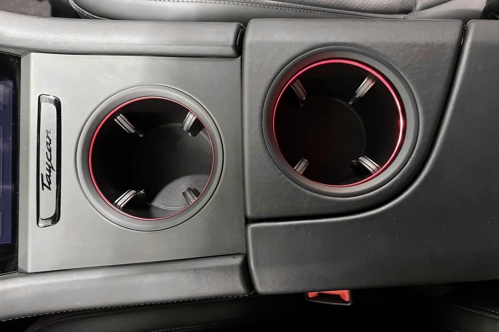PORSCHE TAYCAN iso kuva 28
