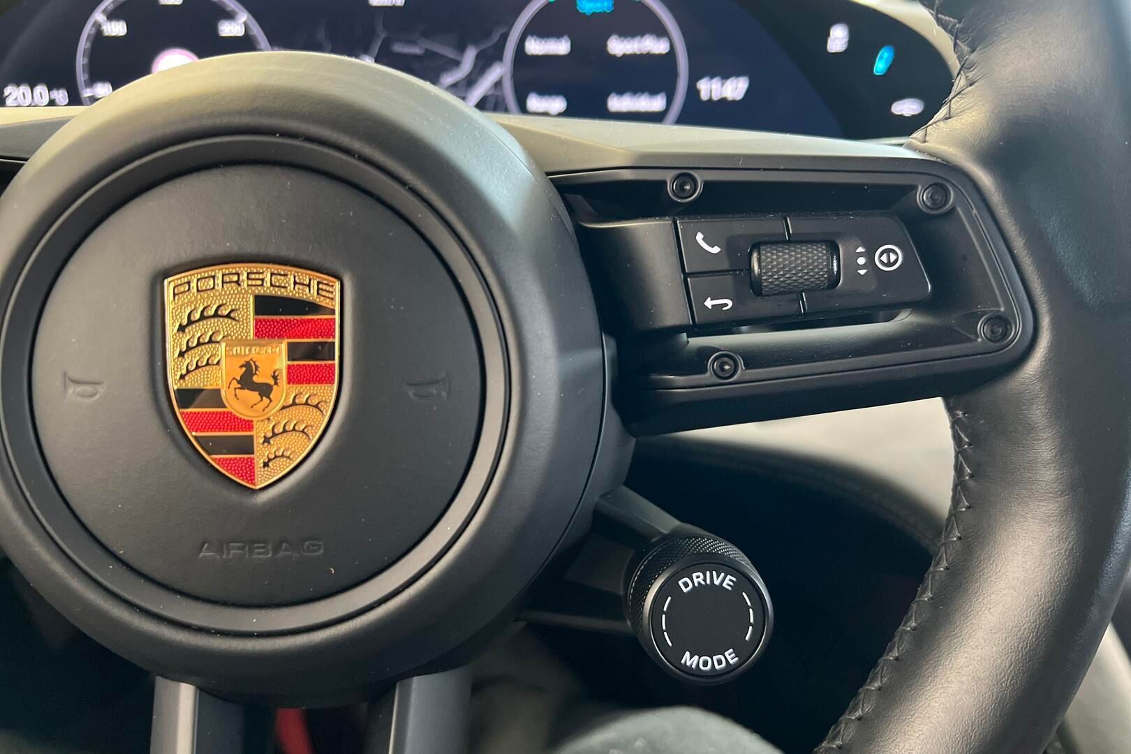 PORSCHE TAYCAN iso kuva 30