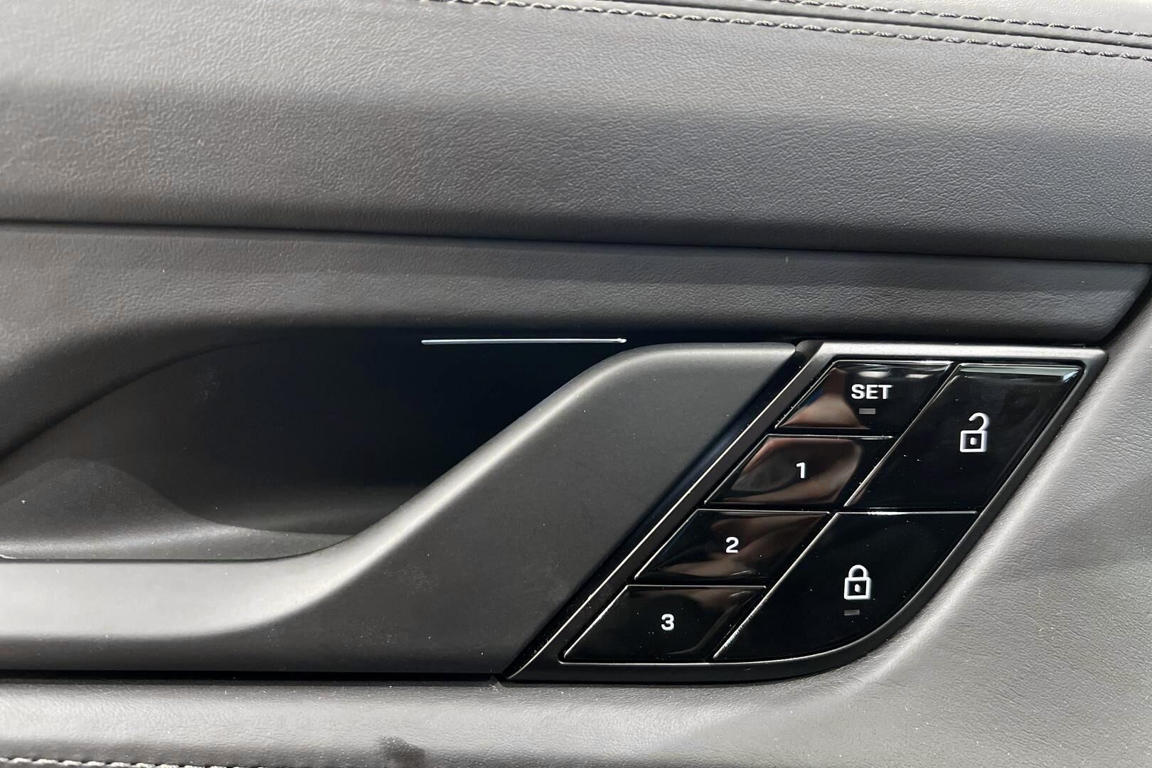 PORSCHE TAYCAN iso kuva 33