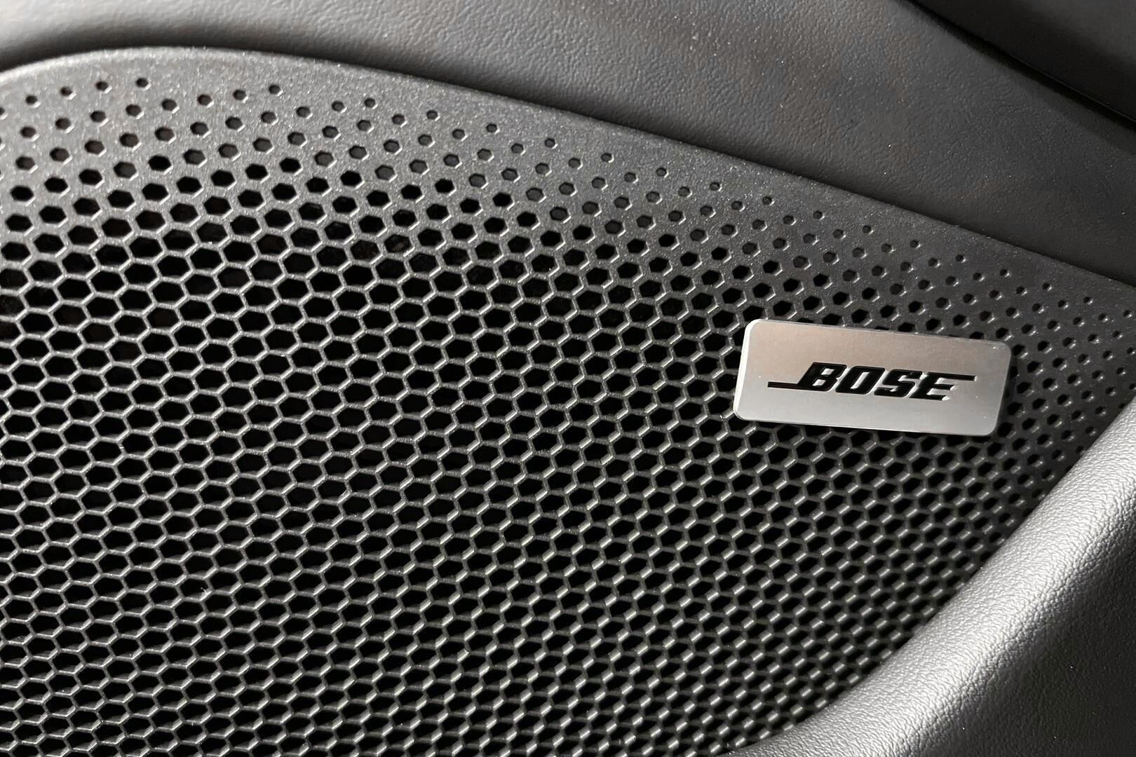 PORSCHE TAYCAN iso kuva 35