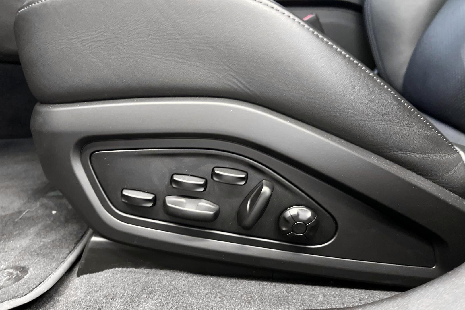 PORSCHE TAYCAN iso kuva 36