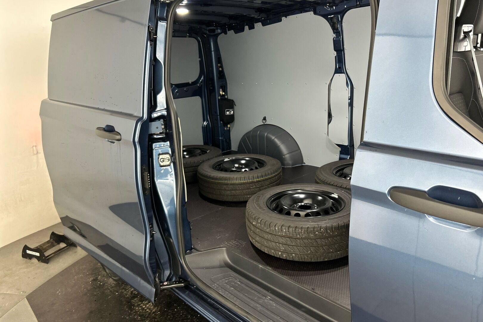 Ford Transit Custom iso kuva 29