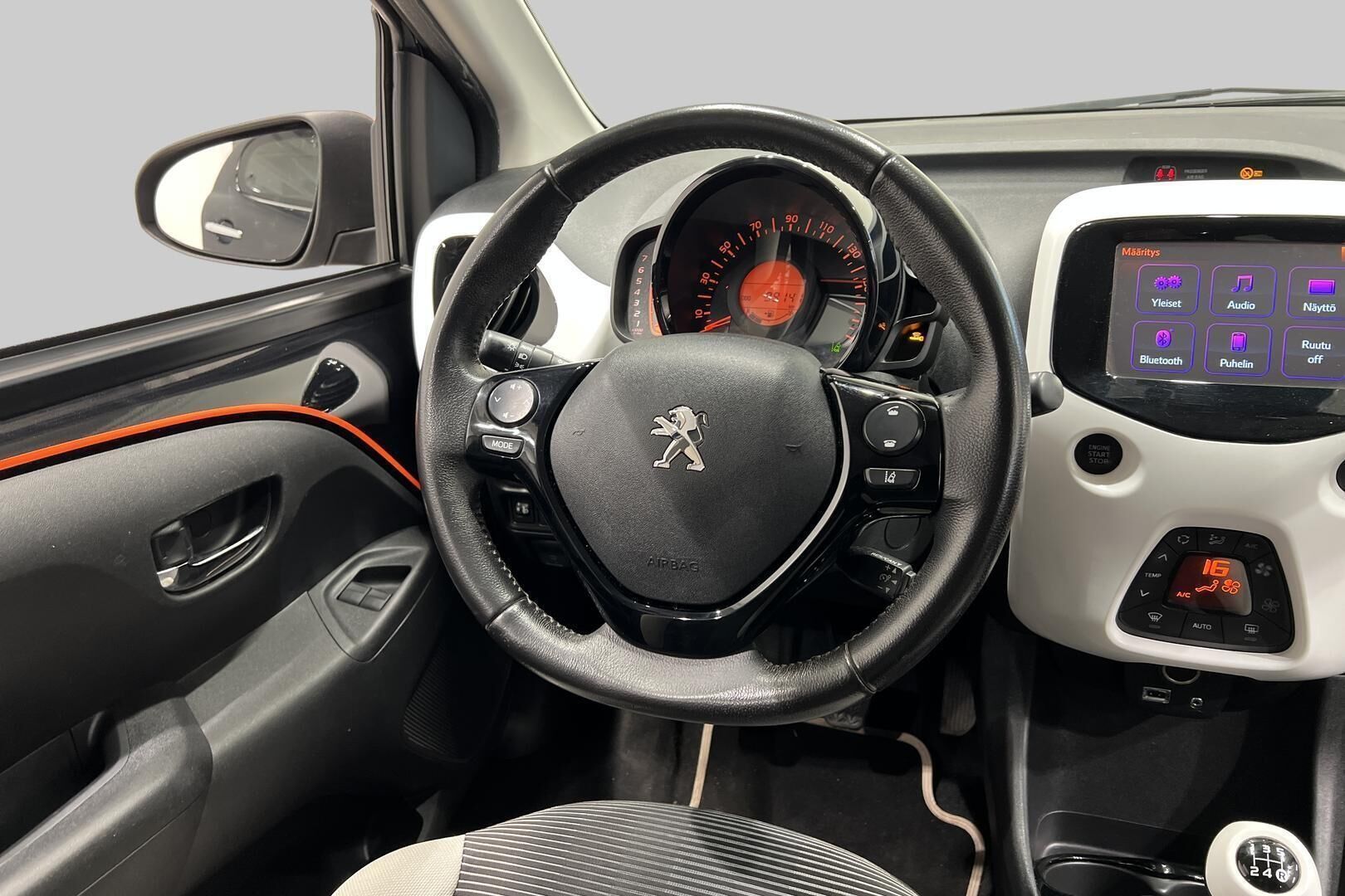 Peugeot 108 iso kuva 28