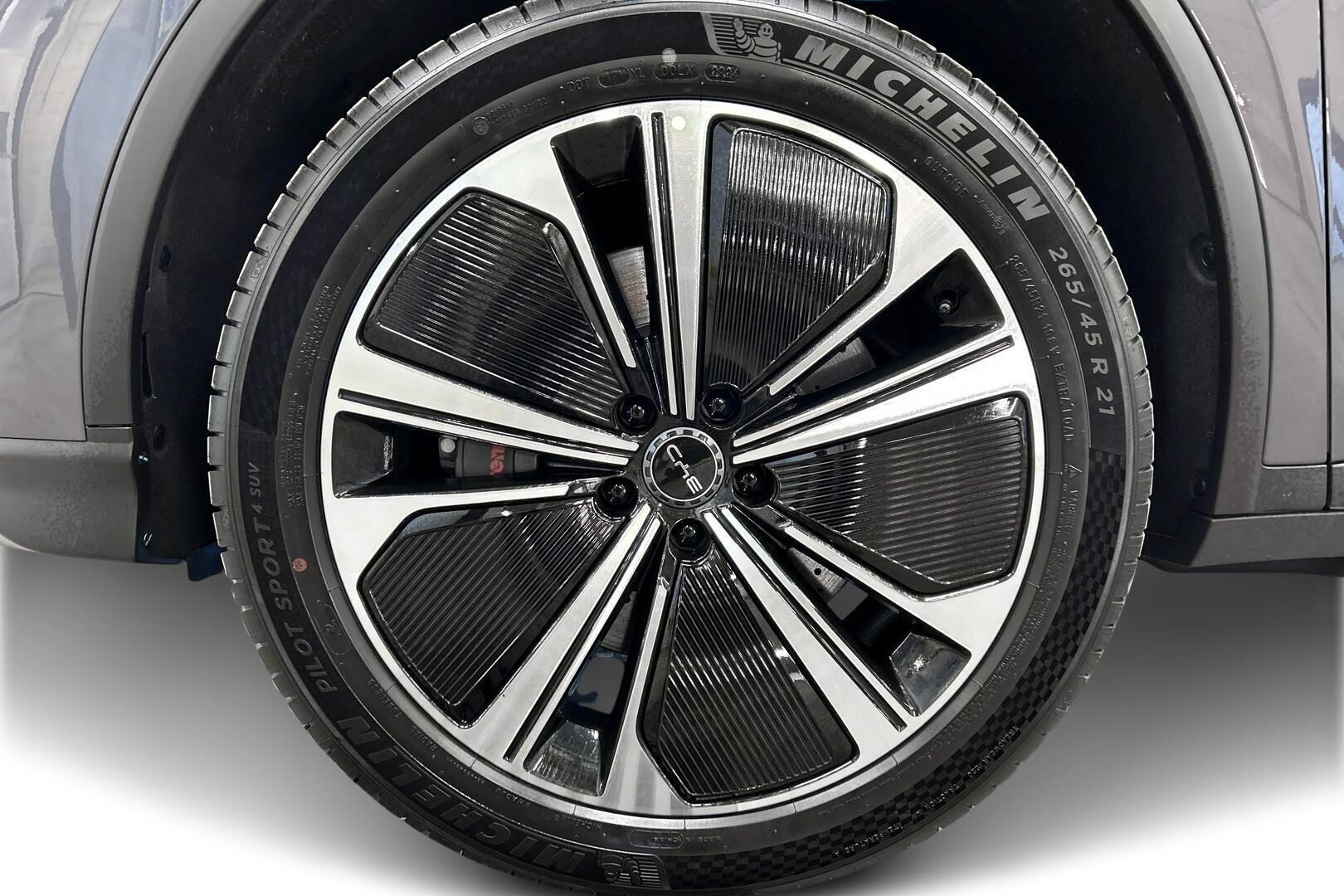 BYD Tang iso kuva 12