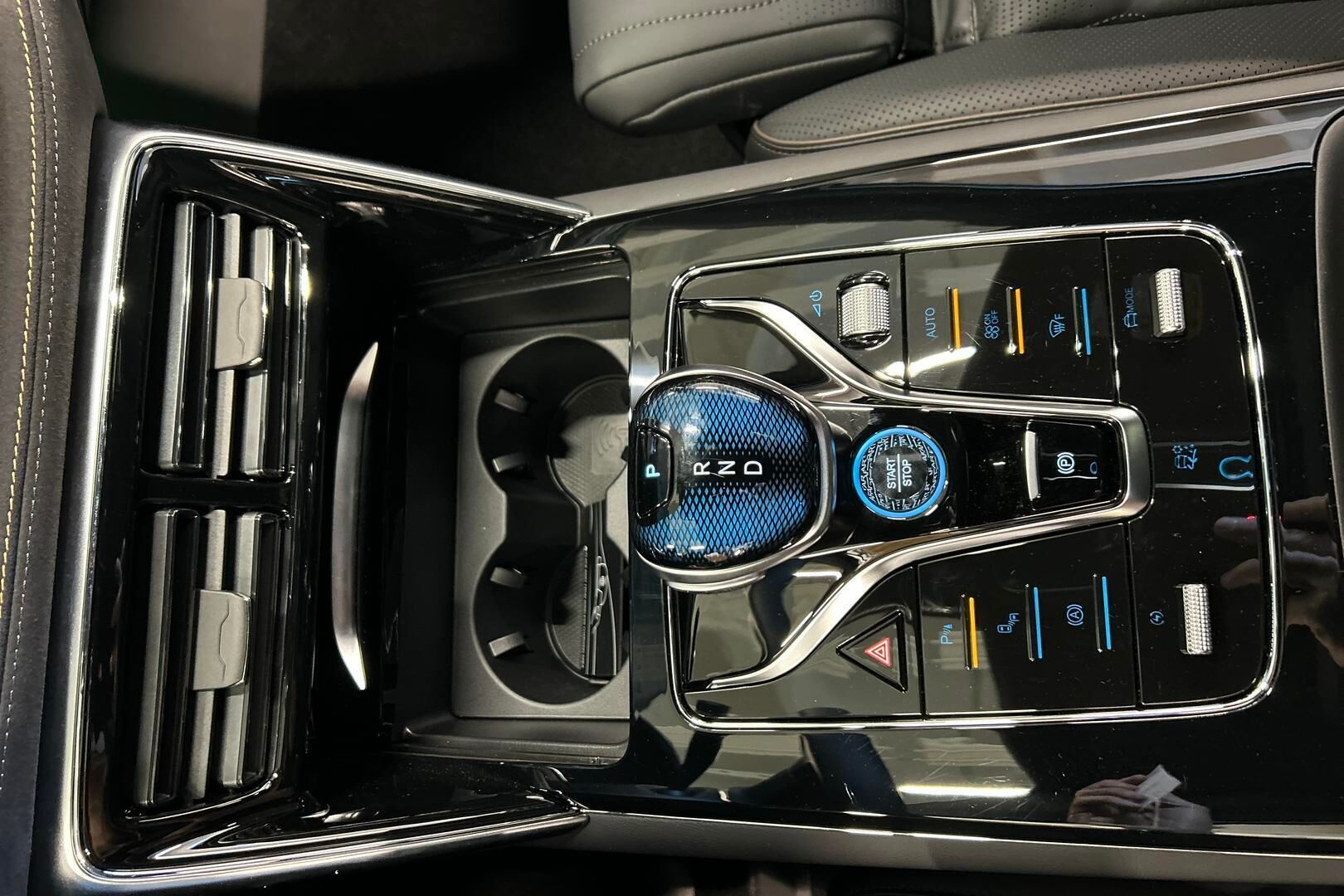 BYD Tang iso kuva 16