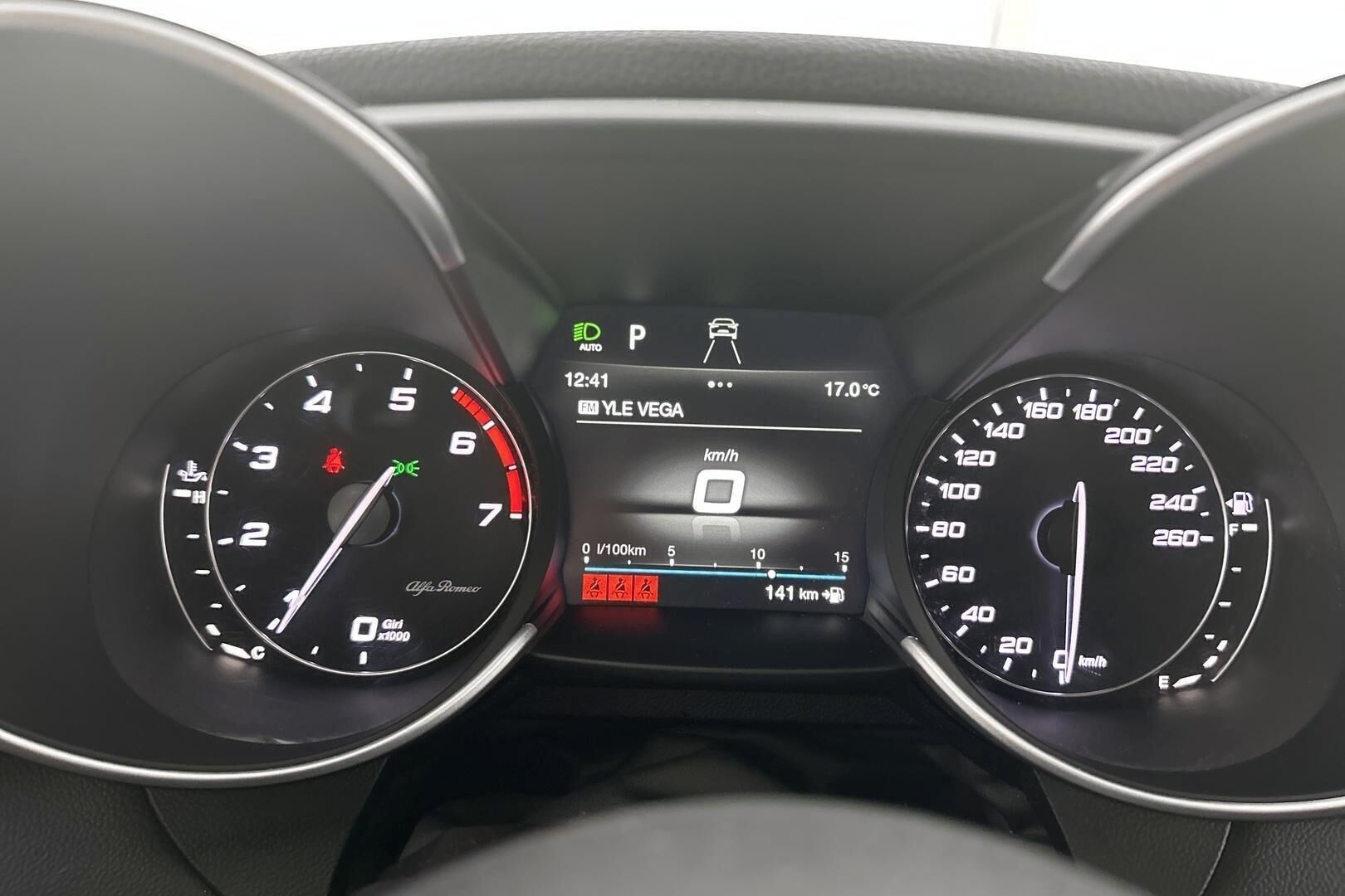 Alfa Romeo Giulia iso kuva 15