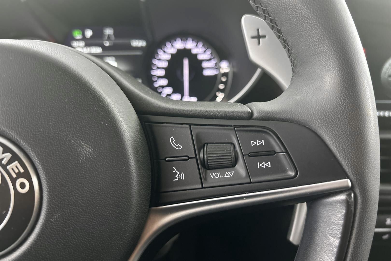 Alfa Romeo Giulia iso kuva 16