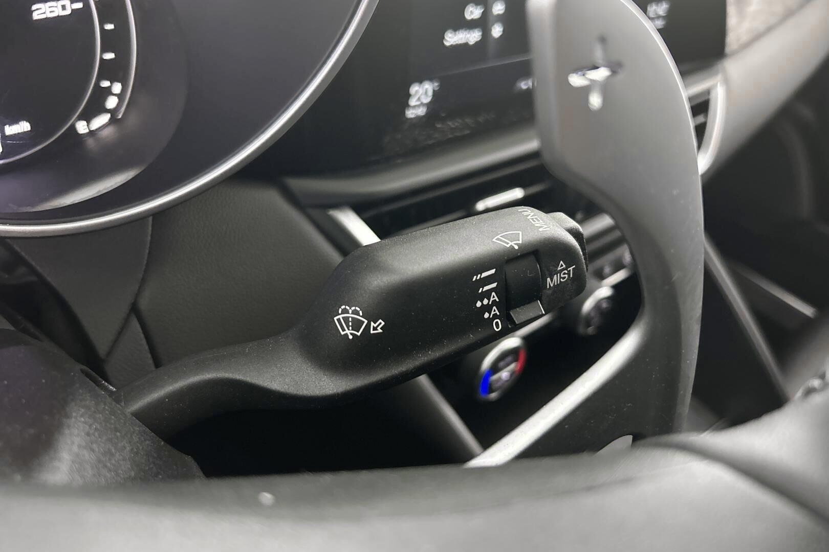 Alfa Romeo Giulia iso kuva 17