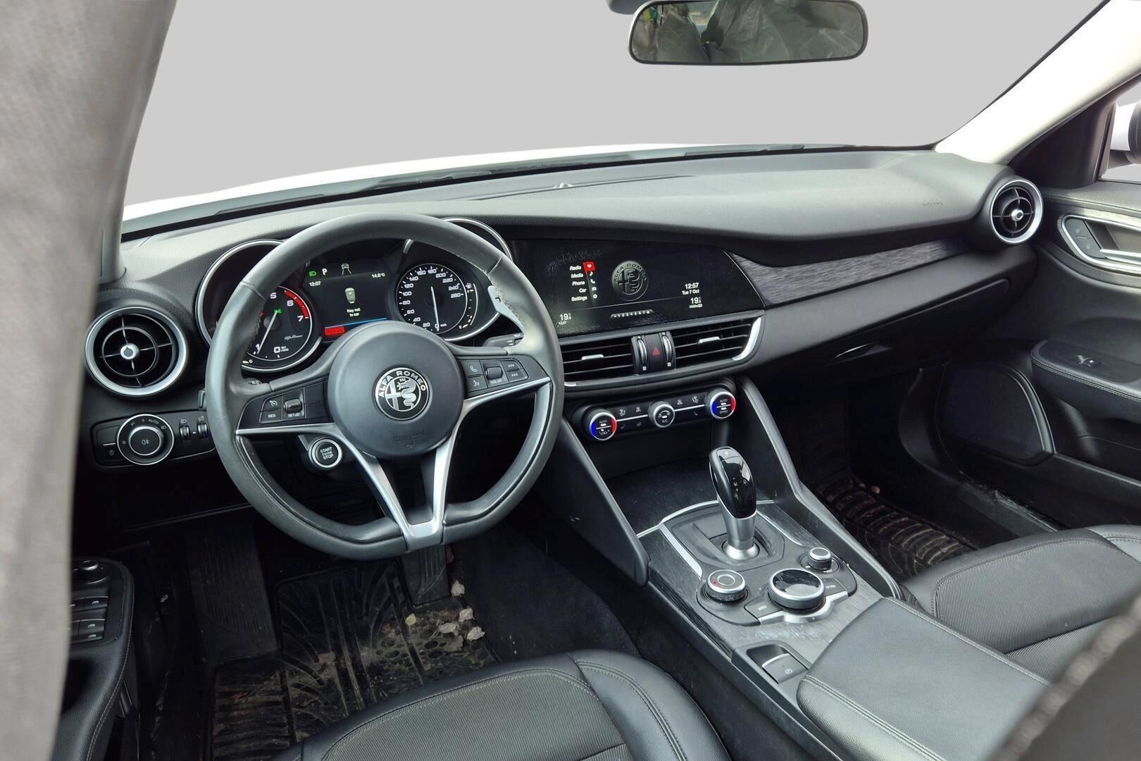 Alfa Romeo Giulia iso kuva 2