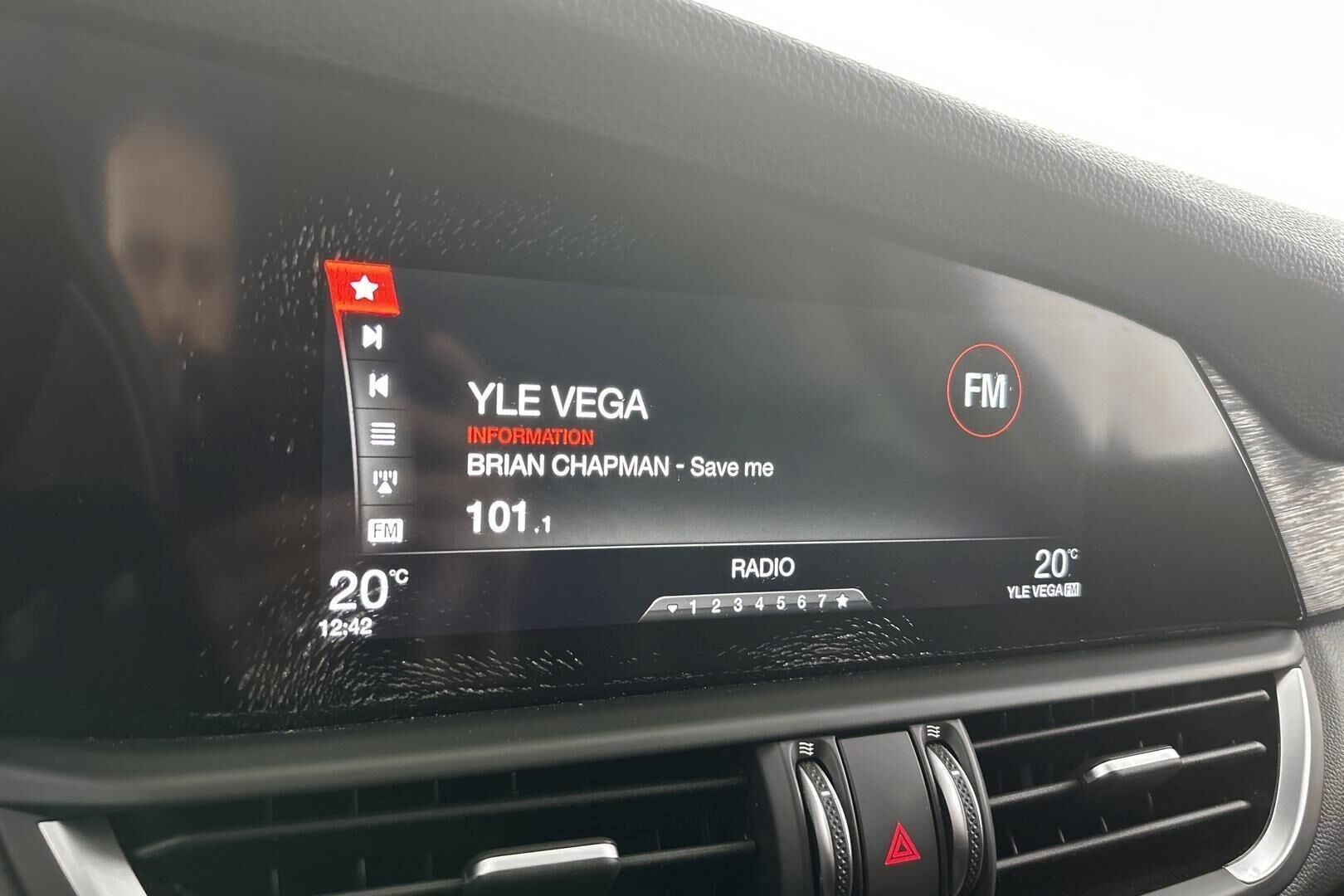 Alfa Romeo Giulia iso kuva 23