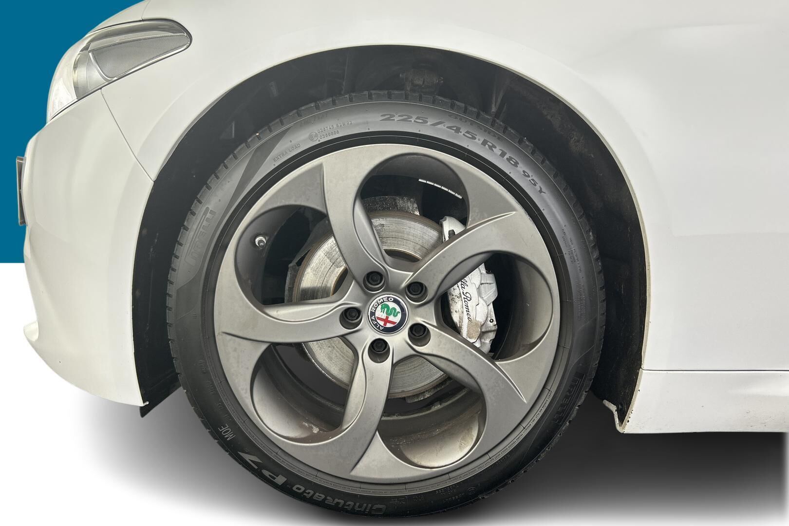 Alfa Romeo Giulia iso kuva 28