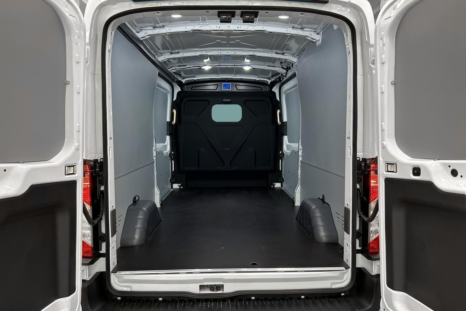 Ford Transit iso kuva 16