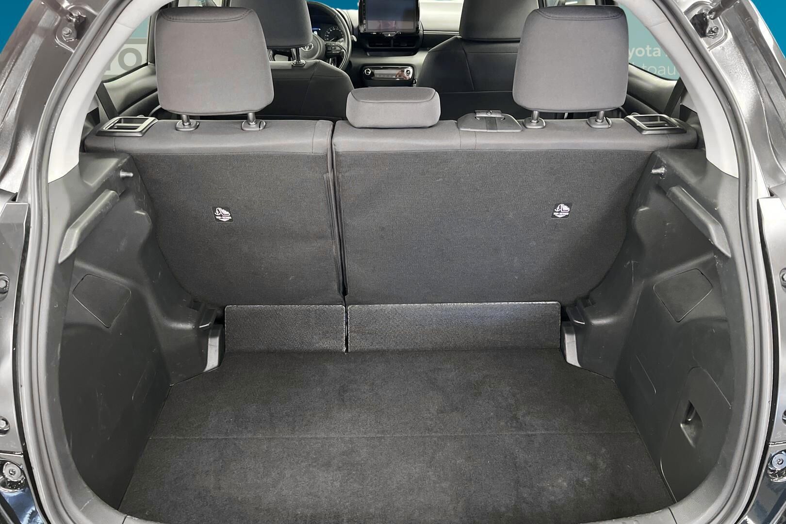 Toyota Yaris iso kuva 11