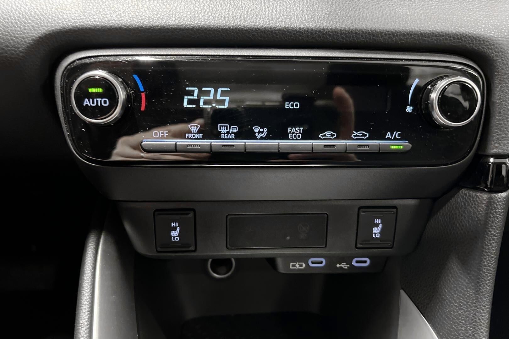 Toyota Yaris iso kuva 15