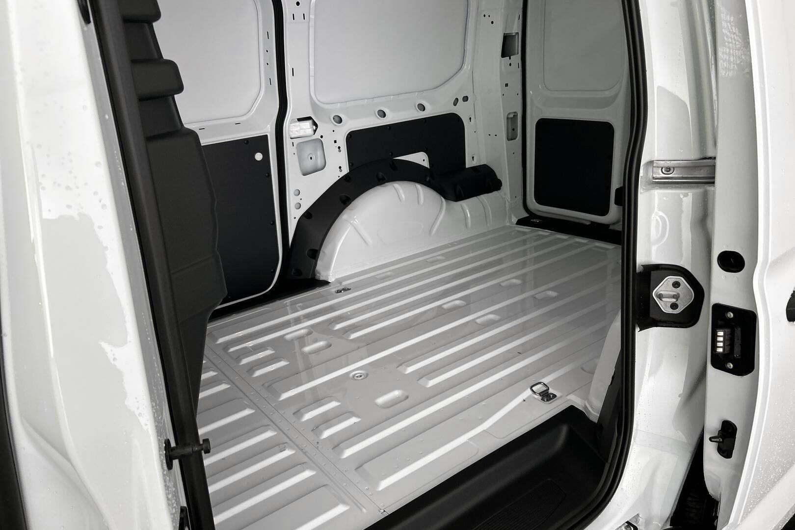 Ford Transit Connect iso kuva 28