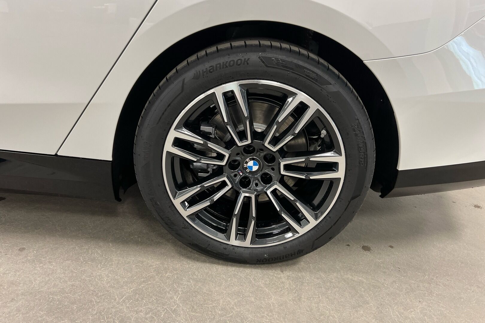 BMW i5 iso kuva 16