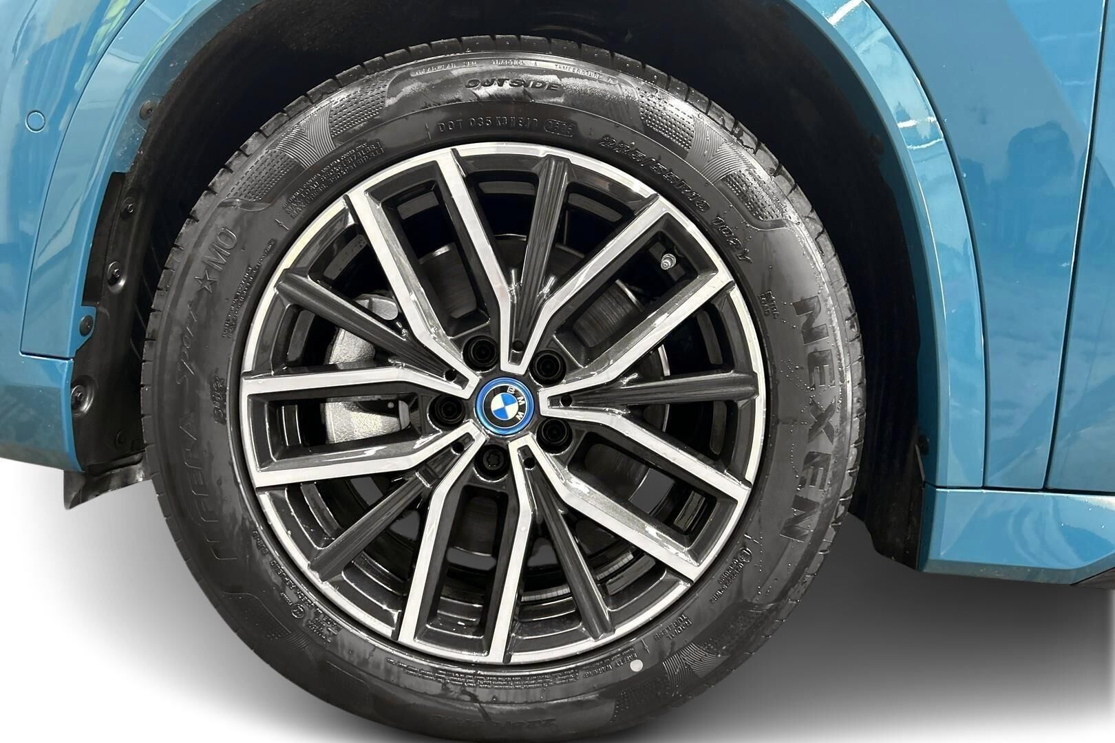 BMW iX1 iso kuva 11
