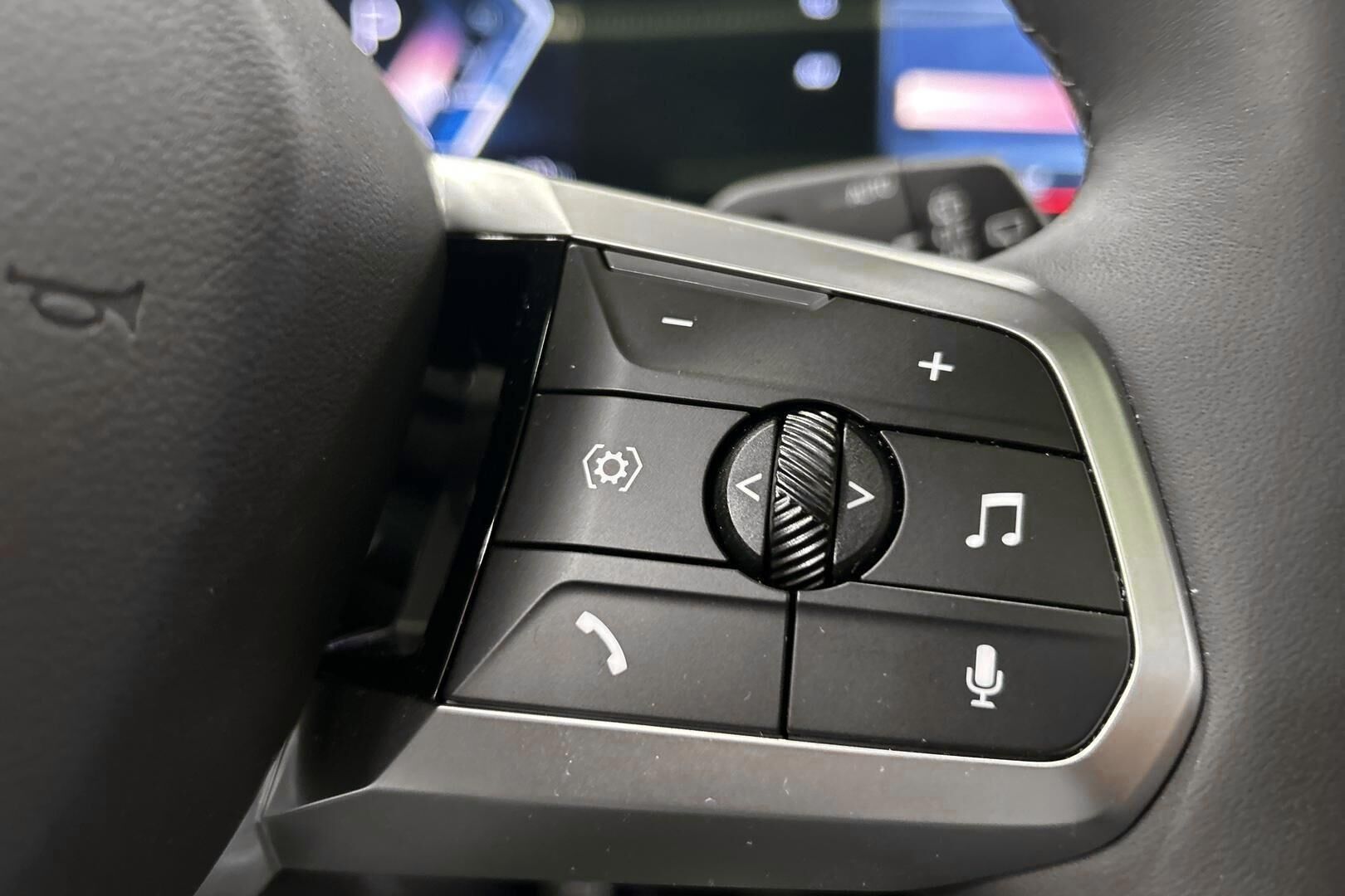BMW iX1 iso kuva 13
