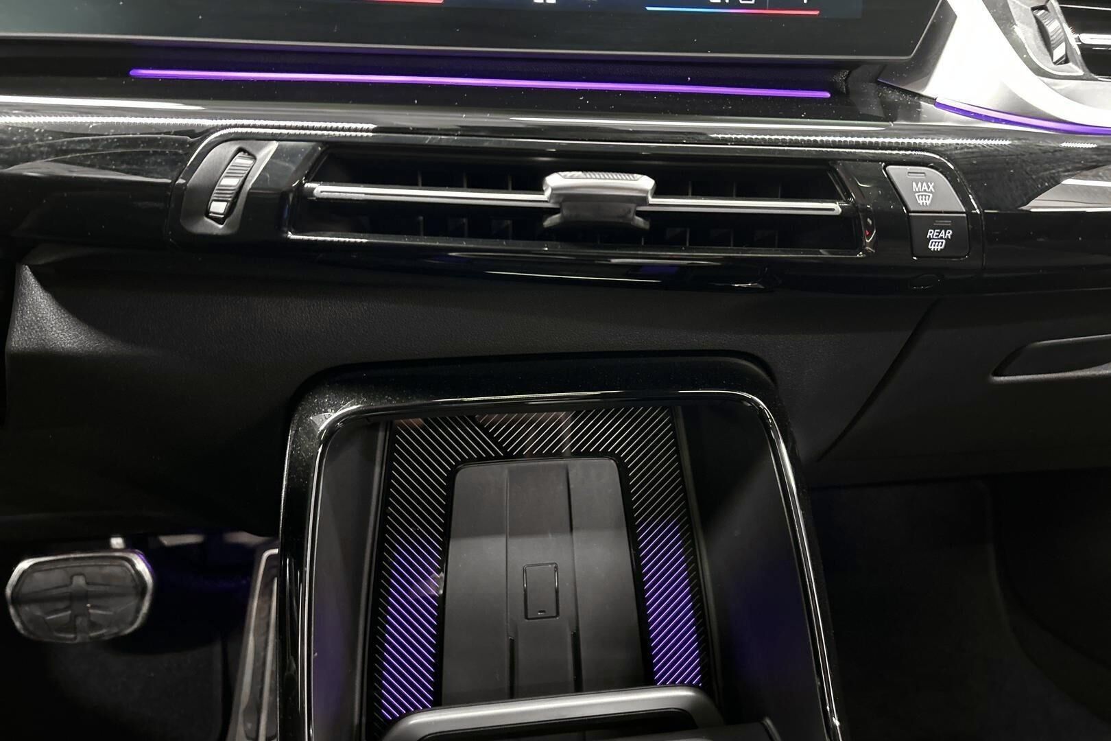 BMW iX1 iso kuva 16