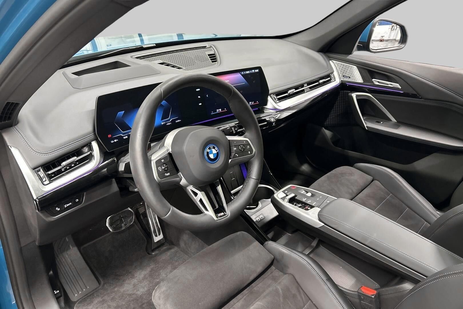 BMW iX1 iso kuva 7