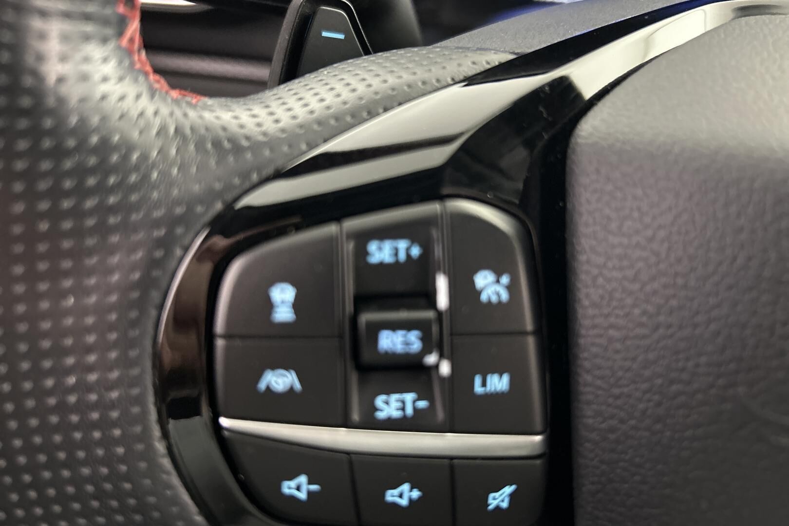 Ford Explorer iso kuva 20