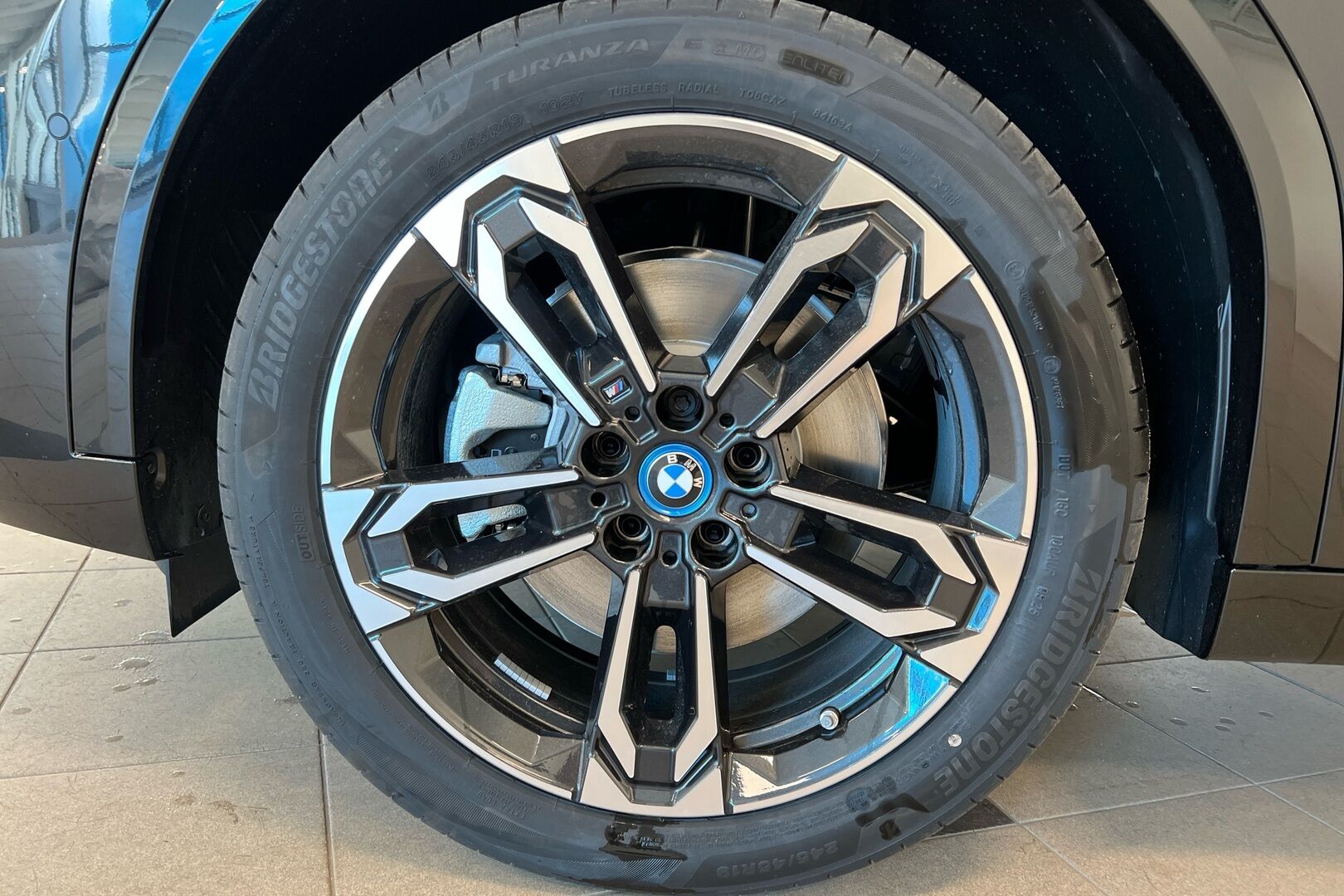 BMW iX2 iso kuva 4