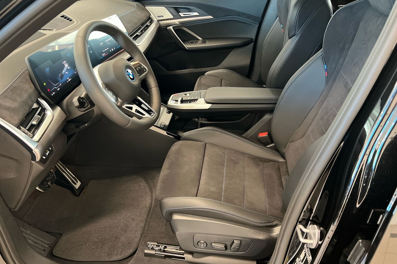 BMW iX2 iso kuva 11