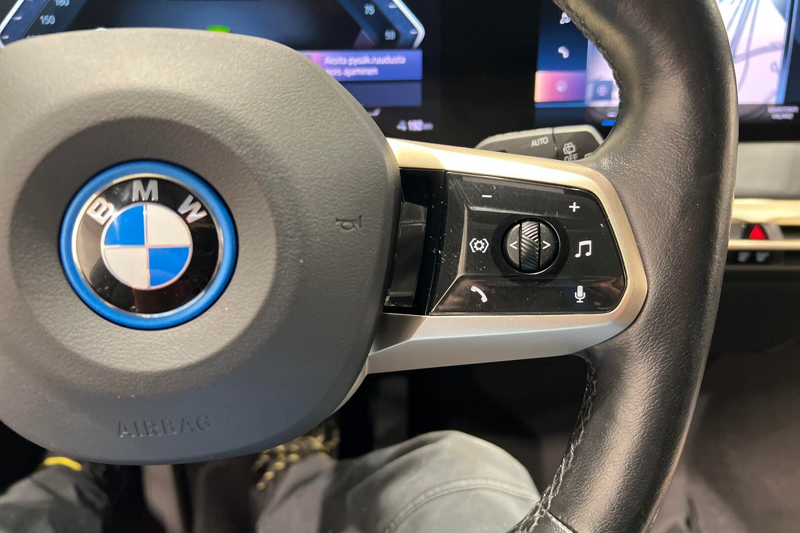BMW iX iso kuva 23