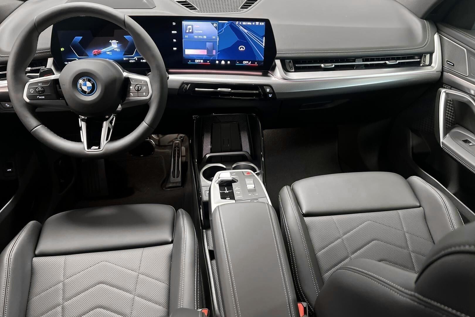 BMW iX1 iso kuva 18