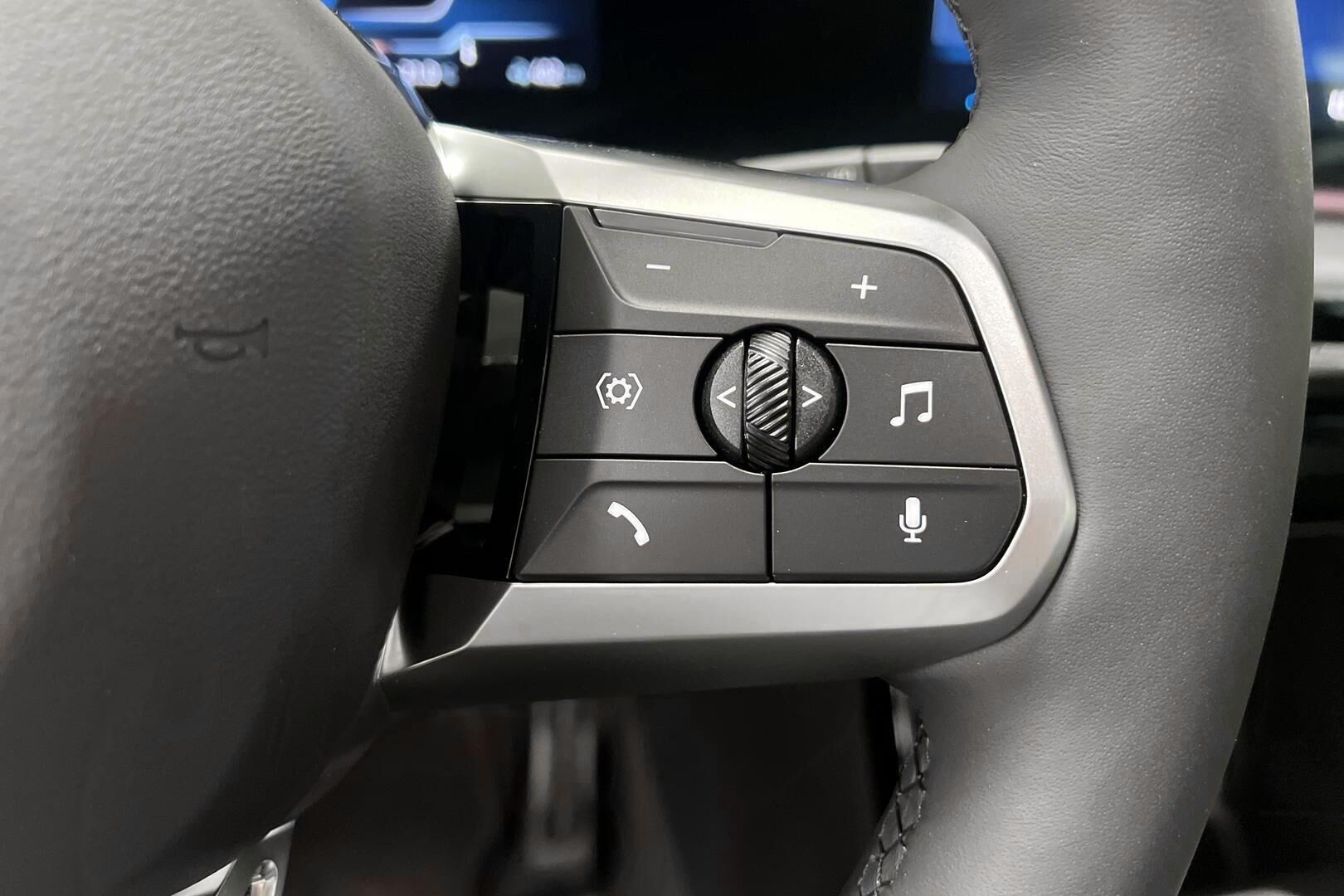 BMW iX1 iso kuva 12