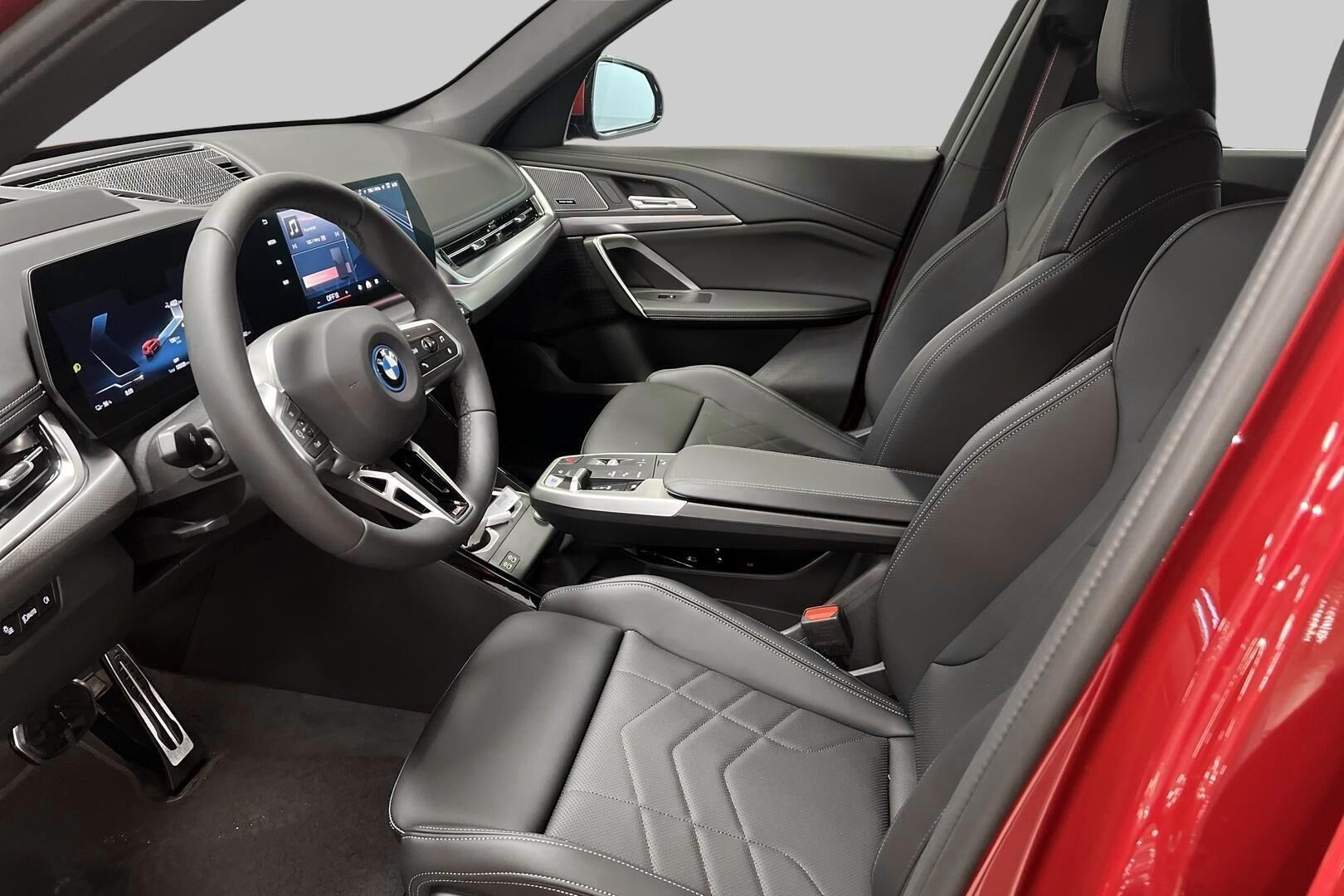 BMW iX1 iso kuva 5