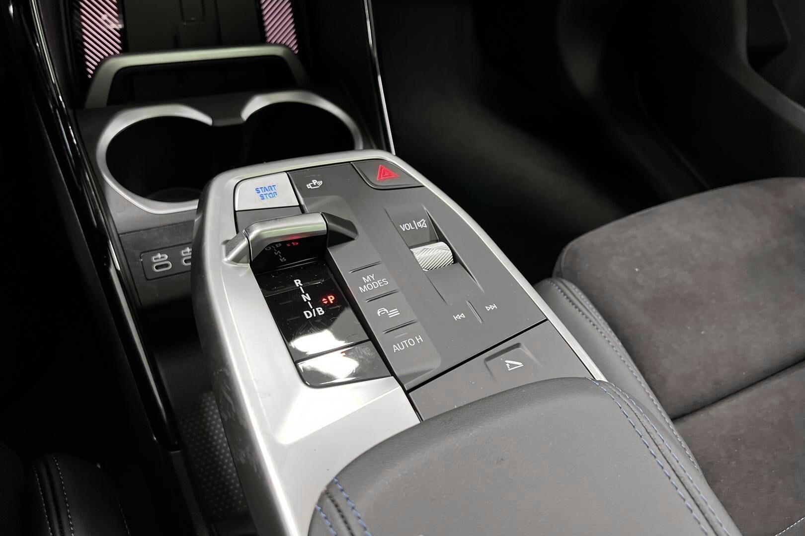 BMW iX2 iso kuva 13