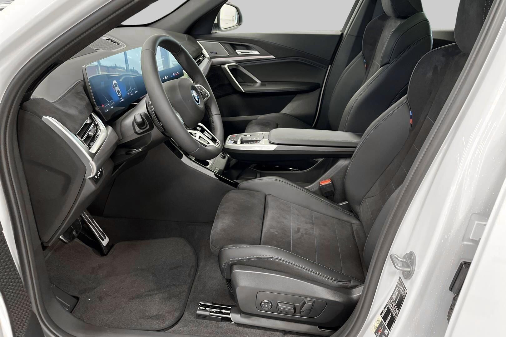 BMW iX2 iso kuva 23