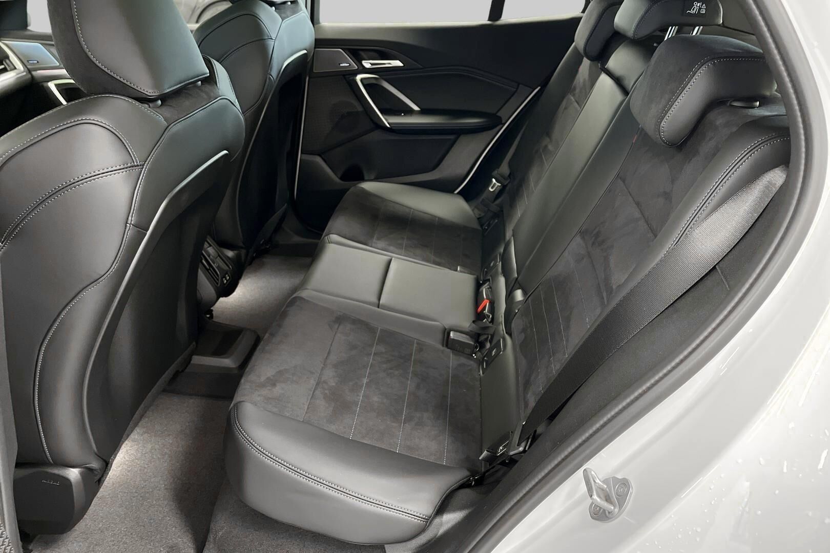 BMW iX2 iso kuva 24